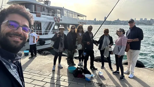 Paseando con unm grupo por la orilla de bosforo en la parte asiatica y haciento foto con en pescador