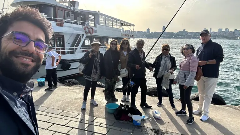 Paseando con unm grupo por la orilla de bosforo en la parte asiatica y haciento foto con en pescador 768w