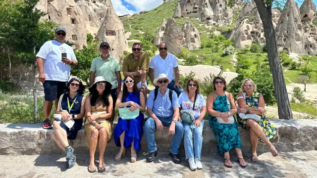 Por el castillo de uchisar en capadocia foto grupal